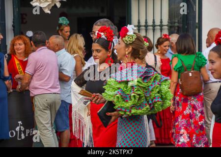 Donne in abiti tradizionali di flamenco durante la feria annuale a Fuengirola nel sud della Spagna. Costa del Sol. Foto Stock