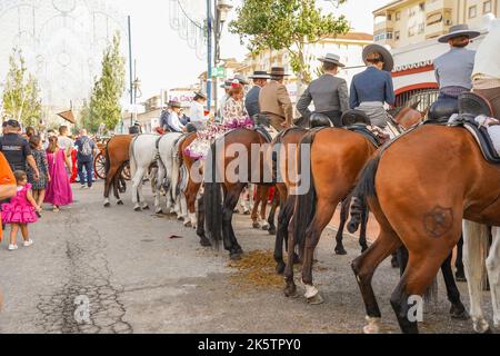 Cavalieri spagnoli in un bar, con giovane donna sul retro, durante la Fiera annuale, Feria. Fuengirola, Andalusia. Foto Stock