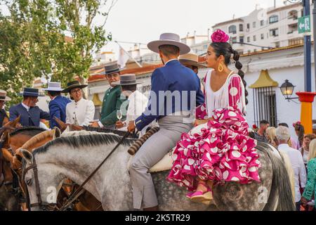 Cavaliere spagnolo in un bar, con giovane donna sul retro, durante la Fiera annuale, Feria. Fuengirola, Andalusia. Foto Stock