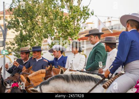 Cavalieri spagnoli e donna in un bar, durante la Fiera annuale, Feria. Fuengirola, Andalusia. Foto Stock