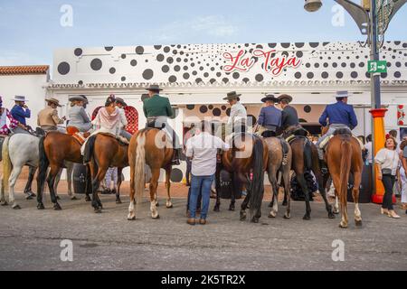 Cavalieri spagnoli in un bar, con giovane donna sul retro, durante la Fiera annuale, Feria. Fuengirola, Andalusia. Foto Stock
