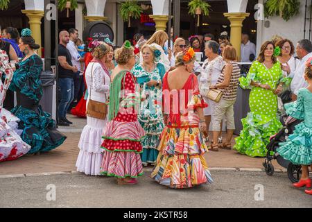 Donne in abiti di flamenco tradizionali durante la feria annuale a Fuengirola nel sud della Spagna. Costa del Sol. Foto Stock