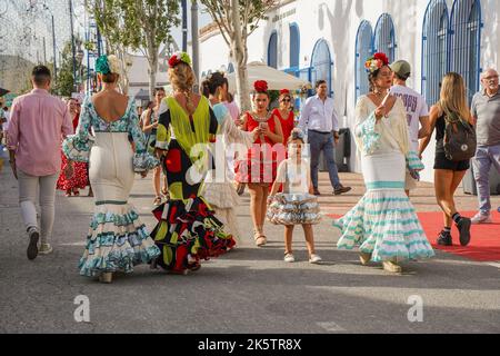 Donne in abiti tradizionali di flamenco durante la feria annuale a Fuengirola nel sud della Spagna. Costa del Sol. Foto Stock