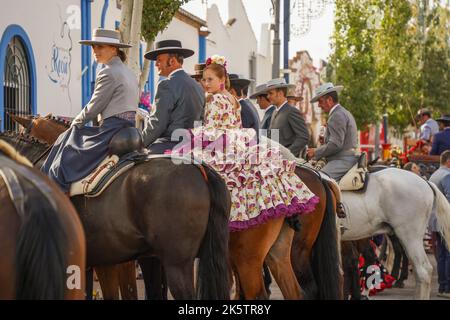 Cavalieri spagnoli in un bar, con giovane donna sul retro, durante la Fiera annuale, Feria. Fuengirola, Andalusia. Foto Stock