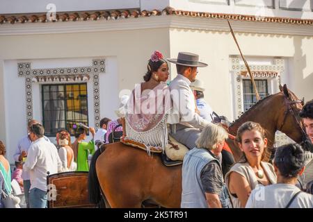 Cavaliere spagnolo in un bar, con giovane donna sul retro, durante la Fiera annuale, Feria. Fuengirola, Andalusia. Foto Stock