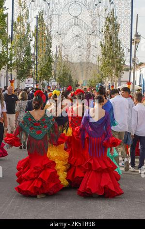 Donne in abiti tradizionali di flamenco durante la feria annuale a Fuengirola nel sud della Spagna. Costa del Sol. Foto Stock