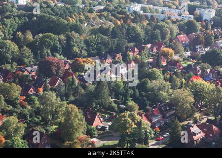 Vista dall'alto tipica tedesca sullo sviluppo di nuovi alloggi. Quartiere residenziale suburbano Foto Stock