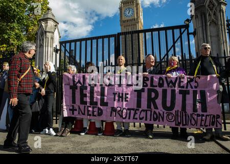 Londra, Regno Unito. 8th ottobre 2022. Centinaia di sostenitori di Julian Assange formano una catena umana intorno al Parlamento che si estende tra Westminster e Lambeth Foto Stock