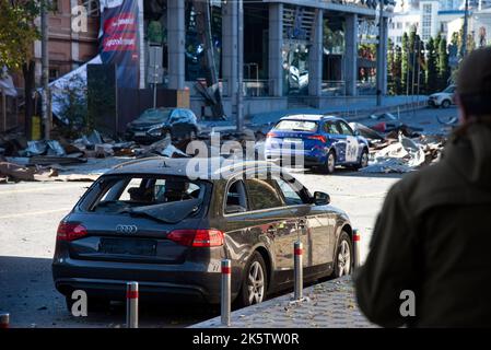 Kiev, Ucraina. 10th Ott 2022. I russi hanno lanciato un massiccio attacco a razzo contro Kyiv e altre grandi città dell'Ucraina. A Kyiv almeno 5 persone sono state uccise e 24 ferite. I russi hanno lanciato 75 razzi, di cui 41 sono stati abbattiti dalla difesa aerea Ucraina. La Russia invase l'Ucraina il 24 febbraio 2022 (Credit Image: © Danylo Antoniuk/ZUMA Press Wire) Credit: ZUMA Press, Inc./Alamy Live News Foto Stock