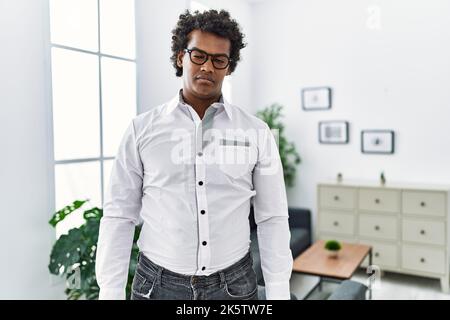 Psicologo africano uomo in ufficio di consultazione depresso e preoccupare per il disagio, piangendo arrabbiato e paura. Espressione triste. Foto Stock