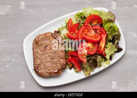 tre polpa fritta con insalata fresca su piatto bianco in ceramica Foto Stock