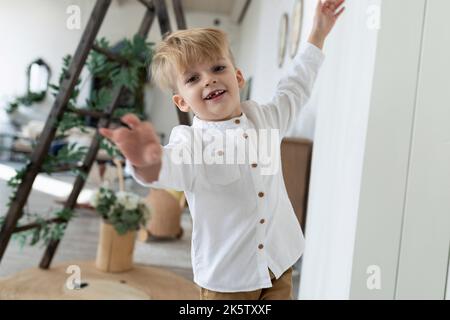 ritratto emozionale di un forte ragazzo che ballava e si imbrogliava Foto Stock