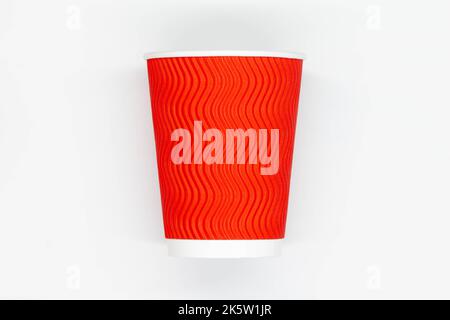 Tazza da caffè di carta. Tazza da caffè in carta rossa con coperchio in plastica gialla. Tazza usa e getta per bere bevande calde e fredde in tutta sicurezza. Capacità nervata sicura Foto Stock