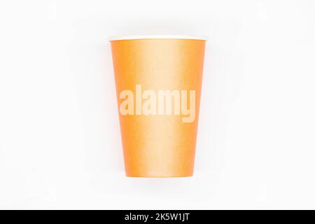 Tazza da caffè di carta. Tazza da caffè in carta arancione con coperchio in plastica gialla. Tazza usa e getta per bere bevande calde e fredde in tutta sicurezza. Capacità nervata sicura Foto Stock