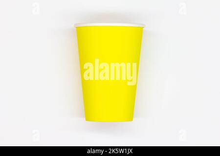 Tazza da caffè di carta. Tazza da caffè in carta da caffè gialla senza coperchio. Tazza usa e getta per bere bevande calde e fredde in tutta sicurezza. Capacità nervata sicura. Contenitore Foto Stock
