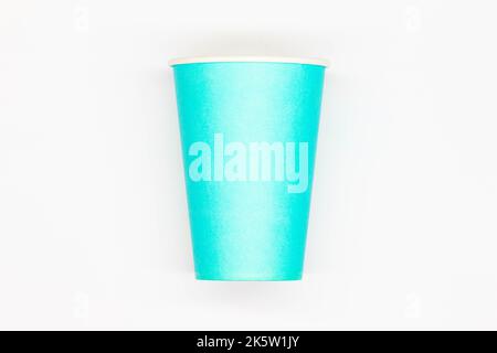 Tazza da caffè di carta. Tazza da caffè in carta blu senza coperchio. Tazza usa e getta per bere bevande calde e fredde in tutta sicurezza. Capacità nervata sicura. Contenitore Foto Stock