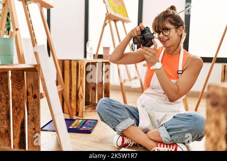 Giovane ispanica donna fare foto per disegnare in studio d'arte Foto Stock