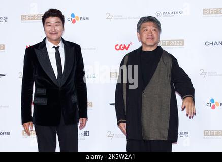 Busan, Corea del Sud. 5th Ott 2022. (L to R) Song Kang-ho e il regista giapponese Hirokazu Koreeda, arrivano i tappeti rossi alla cerimonia di apertura durante il Busan International Film Festival del 27th al Busan Cinema Center di Busan, Corea del Sud, il 5 ottobre 2022. (Foto di: Lee Young-ho/Sipa USA) Credit: Sipa USA/Alamy Live News Foto Stock