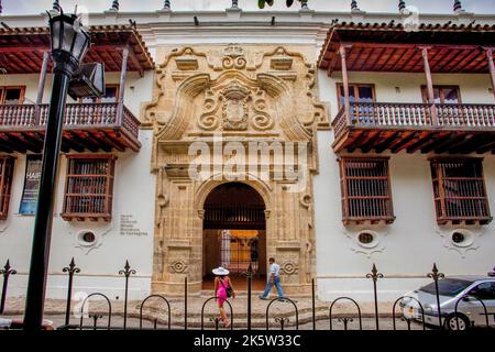 Colombia, la città vecchia di Cartagena è all'interno delle mura e protetta dal patrimonio mondiale dell'UNESCO status.The davanti al Palacio de la Inquisicion, ora un mu Foto Stock