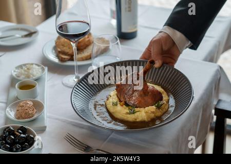 Un primo piano di agnello brasato fatto in casa con purè di patate Foto Stock