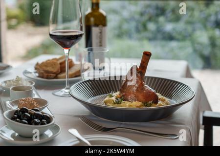 Un primo piano di agnello brasato fatto in casa con purè di patate Foto Stock