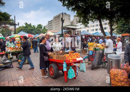 Colombia, Bogota Vendita di frutta e verdura per strada. Foto Stock