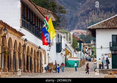 Colombia, Villa de Leyva la Plaza Mayor è chiamata la piazza più grande del Sud america e coperta di ciottoli stones.Around la piazza e anche nel Foto Stock