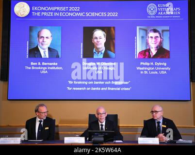 (221010) -- STOCCOLMA, 10 ottobre 2022 (Xinhua) -- i ritratti dei 2022 premi Nobel per le scienze economiche ben S. Bernanke (L), Douglas W. Diamond (C) e Philip H. Dybvig sono visti su uno schermo durante l'annuncio del premio a Stoccolma, Svezia, 10 ottobre 2022. Lunedì la Royal Swedish Academy of Sciences ha deciso di assegnare il premio Sveriges Riksbank 2022 in Scienze economiche in memoria di Alfred Nobel a ben S. Bernanke, Douglas W. Diamond e Philip H. Dybvig "per la ricerca sulle banche e le crisi finanziarie". (Xinhua/Ren Pengfei) Foto Stock