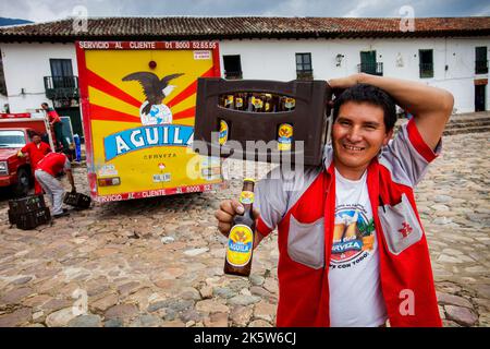 Colombia, Villa de Leyva Aguila è la birra colombiana e portato ai bar sulla piazza principale. La Plaza Mayor è chiamata la piazza più grande del sud Foto Stock