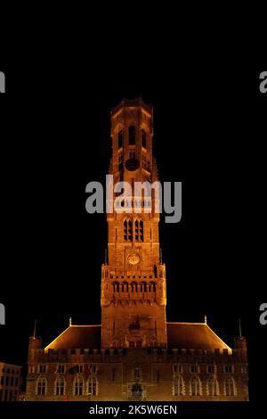 Il Belfort van Brugge illuminato. Campanile nella città vecchia di Bruges. Foto Stock