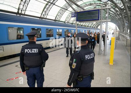 Dresda, Germania. 10th Ott 2022. Gli agenti di polizia federali conducono i rifugiati provenienti dalla Siria alla zona di immatricolazione della stazione ferroviaria principale. Credit: Robert Michael/dpa/Alamy Live News Foto Stock