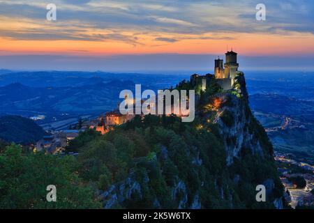 L'undicesimo secolo la fortezza di Guaita sul Monte Titano a San Marino Foto Stock