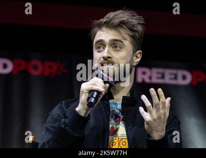 New York, Stati Uniti. 09th Ott 2022. Daniel Radcliffe partecipa a un pannello STRANO: The al Yankovic Story durante il comic con di New York al Jacob Javits Center (Foto di Lev Radin/Pacific Press) Credit: Pacific Press Media Production Corp./Alamy Live News Foto Stock