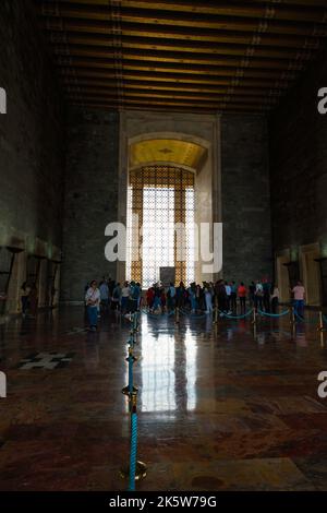 Anitkabir o mausoleo di Ataturk con i visitatori. 10th novembre o 10 kasim sfondo verticale foto. Ankara Turchia - 5.16.2022 Foto Stock