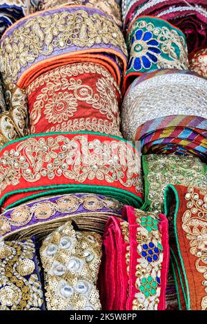 Finiture colorate in tessuto indiano e asiatico con cuciture a fantasia, primo piano Foto Stock