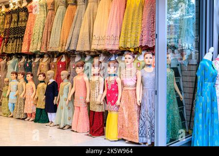 Manichini e saris in mostra, negozio di abbigliamento indiano asiatico, negozio a Southall High Street, Southall, Londra Foto Stock