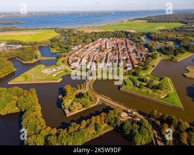 Punto di vista del drone sulla città fortificata di Naarden, Nord-Olanda, Paesi Bassi il giorno di autunno soleggiato. Naarden ha ottenuto i diritti di città nel 1300. Foto Stock