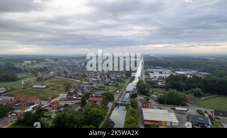 Rijkevorsel, Belgio, 19th settembre, 2022, piccolo villaggio di Sint Jozef, sul canale Dessel Schoten foto aerea durante l'alba a Rijkevorsel, kempen, Belgio, che mostra la via d'acqua nel verde naturale paesaggio agricolo. Foto di alta qualità. Foto di alta qualità Foto Stock