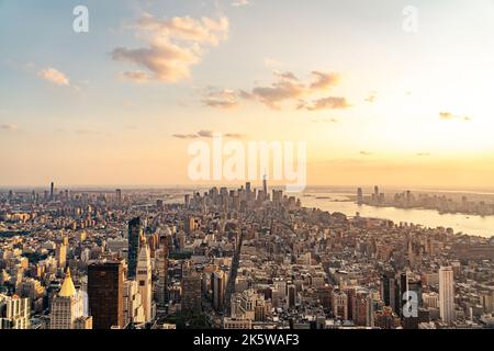 Veduta aerea panoramica dei grattacieli di New York sull'isola di Manhattan Foto Stock
