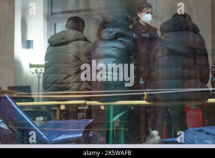 Dresda, Germania. 10th Ott 2022. I rifugiati provenienti dalla Siria attendono la registrazione nella zona di arrivo per i rifugiati alla stazione ferroviaria principale. Credit: Robert Michael/dpa/Alamy Live News Foto Stock