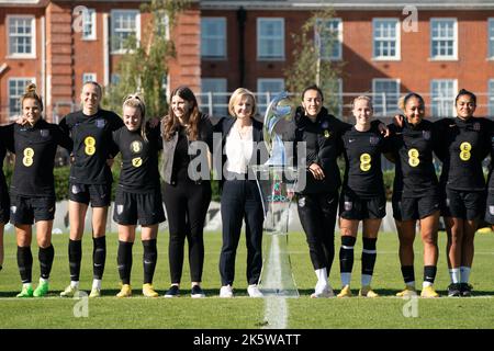 Il primo Ministro Liz Truss (centro sinistra) e il Segretario di Stato per la Cultura, i mezzi di comunicazione e lo Sport, Rt Hon Michelle Donelan MP (4th da sinistra) posano con i membri della squadra di calcio femminile inglese e il trofeo del Campionato europeo al Lensbury Resort, Teddington, sud-ovest di Londra, Dopo la vittoria di Euro 2022 a luglio. Data immagine: Lunedì 10 ottobre 2022. Foto Stock