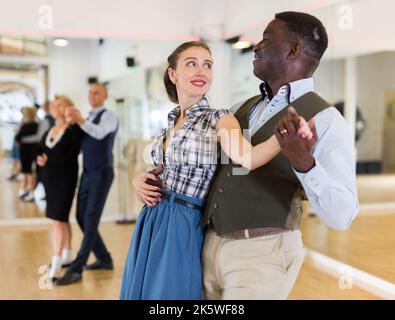 Donna con l'uomo americano che pratica la danza da ballo Foto Stock