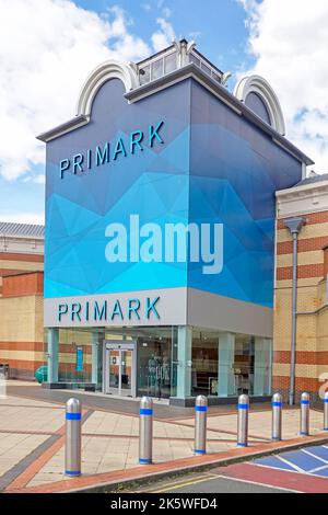 Facciata blu sopra il negozio di abbigliamento Primark, entrata del business store e bollette di sicurezza, centro commerciale Lakeside, Malls West Thurrock Essex Inghilterra Regno Unito Foto Stock