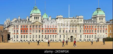 Admiralty Extension un edificio storico in mattoni rossi di pietra bianca persone che camminano attraverso la ghiaia su Horse Guards Parade Ground Westminster Londra Inghilterra Foto Stock