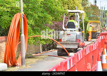 Disagi per i proprietari di proprietà veicoli chiusi attraversamenti strade private lavoratori macchine prendere il passaggio marciapiede per il cavo sotterraneo a banda larga Essex UK Foto Stock