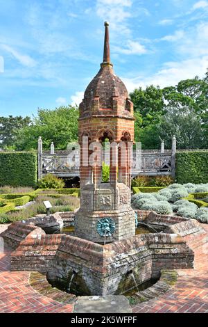 Giardino murato Tudor al Tempio di Cesting creato originariamente c.1600 nuovo garden1996 & caratteristiche fontana in mattoni con piattaforma di visualizzazione del giardino oltre Essex UK Foto Stock