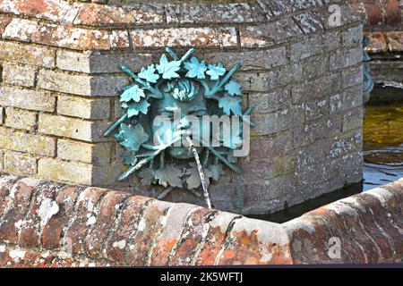 Giardino murato Tudor al Tempio di Cesting originariamente c.1600 nuovo garden1996 & caratteristiche fontana di mattoni e primo piano uno dei quattro uomini verdi di bronzo & becco UK Foto Stock