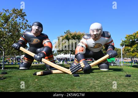 IRVINE, CALIFORNIA - 08 OTT 2022: Giocatori gonfiabili di hockey delle anaheim Ducks all'Irvine Global Village Festival, evento annuale tenuto al Great Par Foto Stock