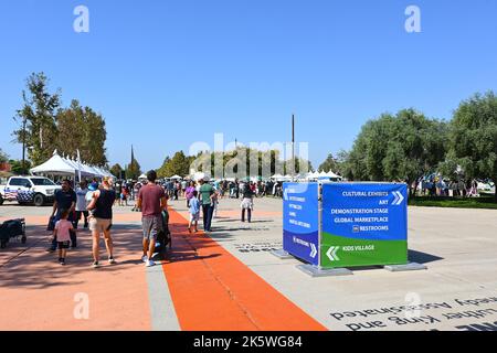 IRVINE, CALIFORNIA - 08 ottobre 2022: Le persone visitano le mostre lungo la linea temporale al Festival del villaggio globale di Irvine presso l'Orange County Great Park. Foto Stock