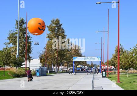 IRVINE, CALIFORNIA - 08 OTT 2022: Banner d'ingresso per l'Irvine Global Village Festival con il Great Park Balloon decorato per Halloween Foto Stock